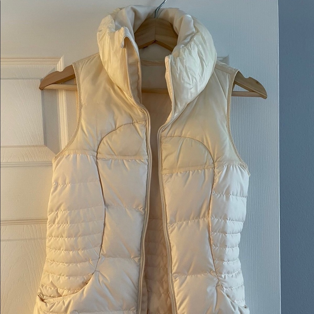Lululemon vest , Ivory color. Size 4